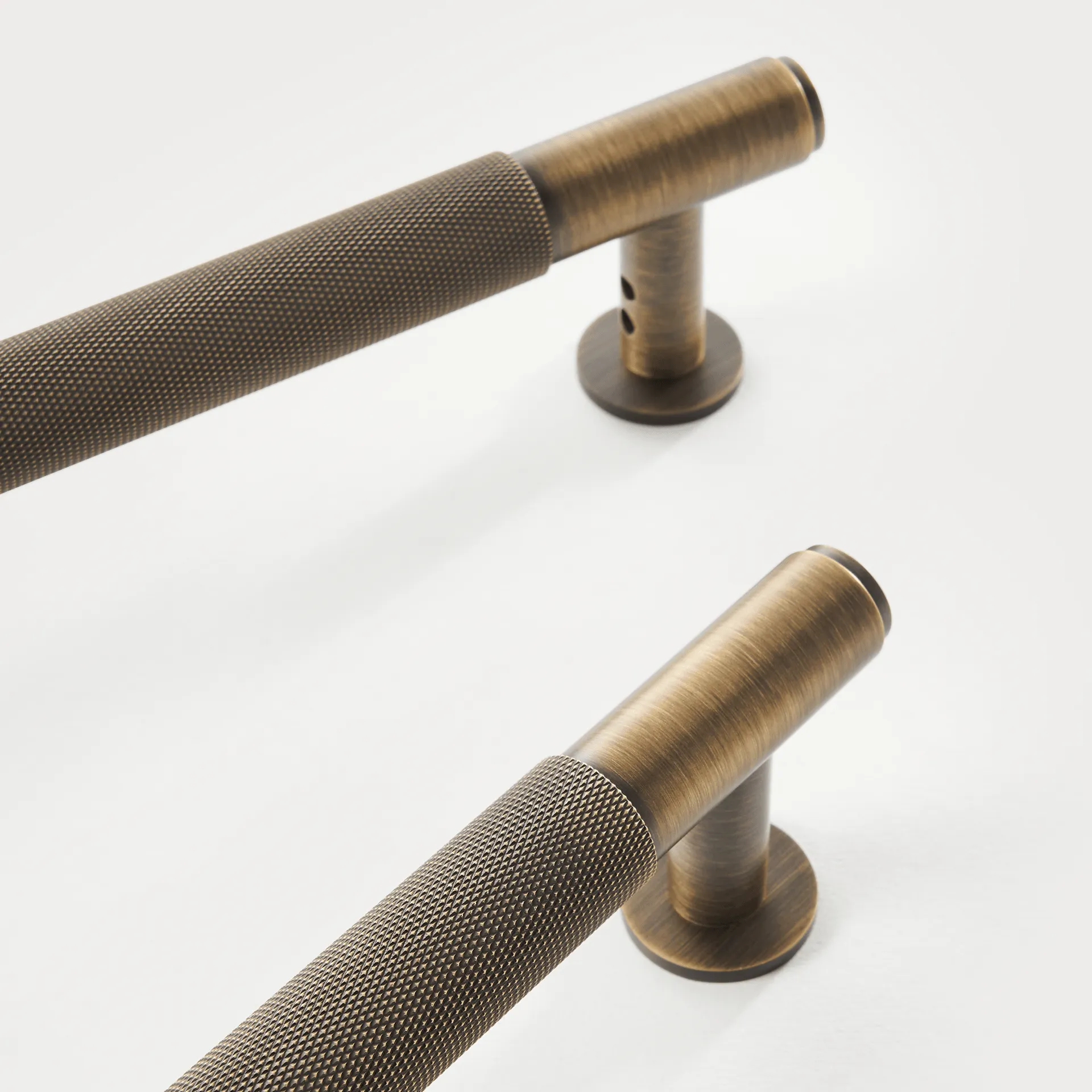 PORTA / Double-Sided Solid Brass Knurled Door Pull