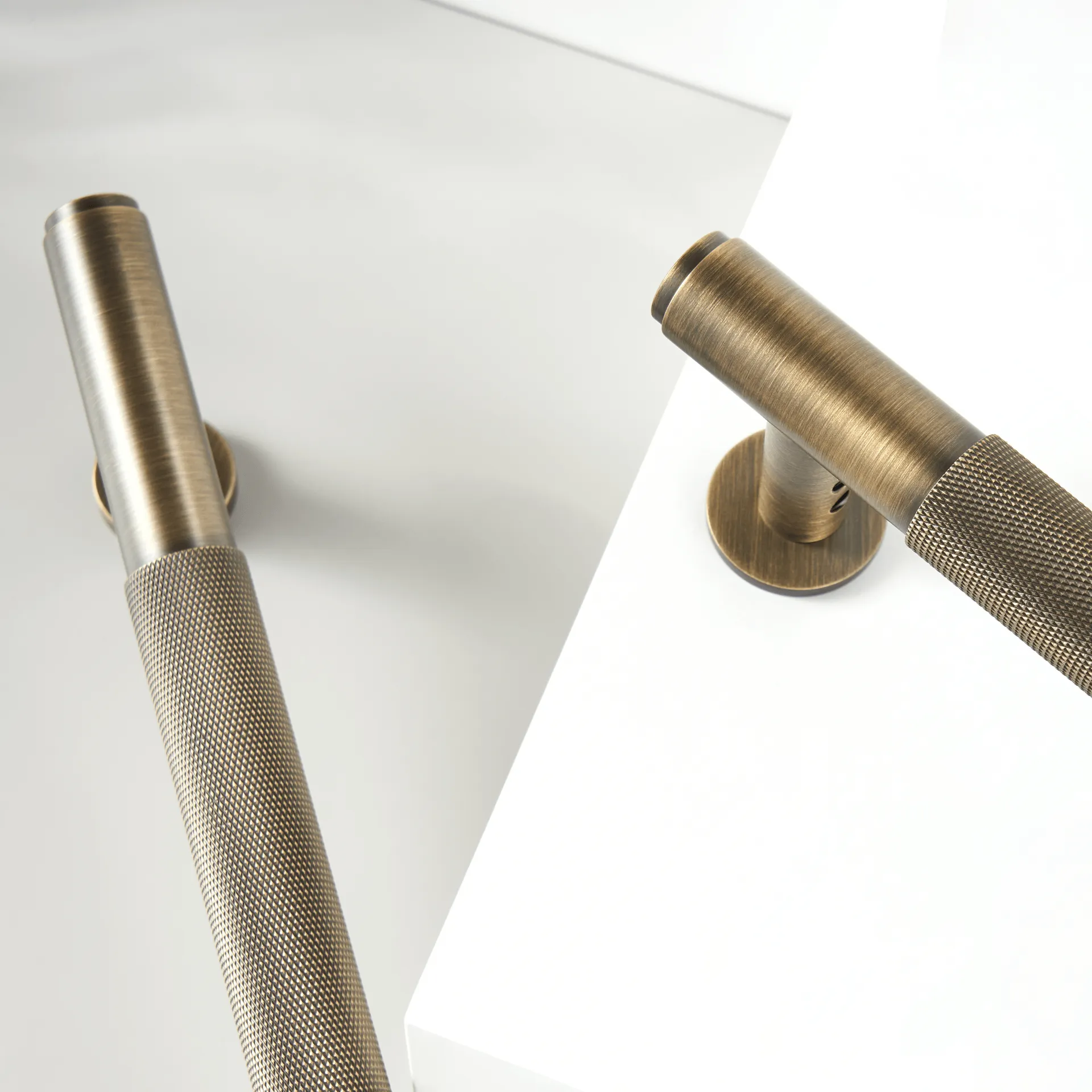 PORTA / Double-Sided Solid Brass Knurled Door Pull